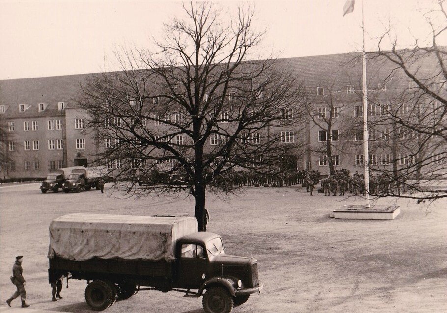1964 Manoeuvres Grunewald 11-1964-001 46° R