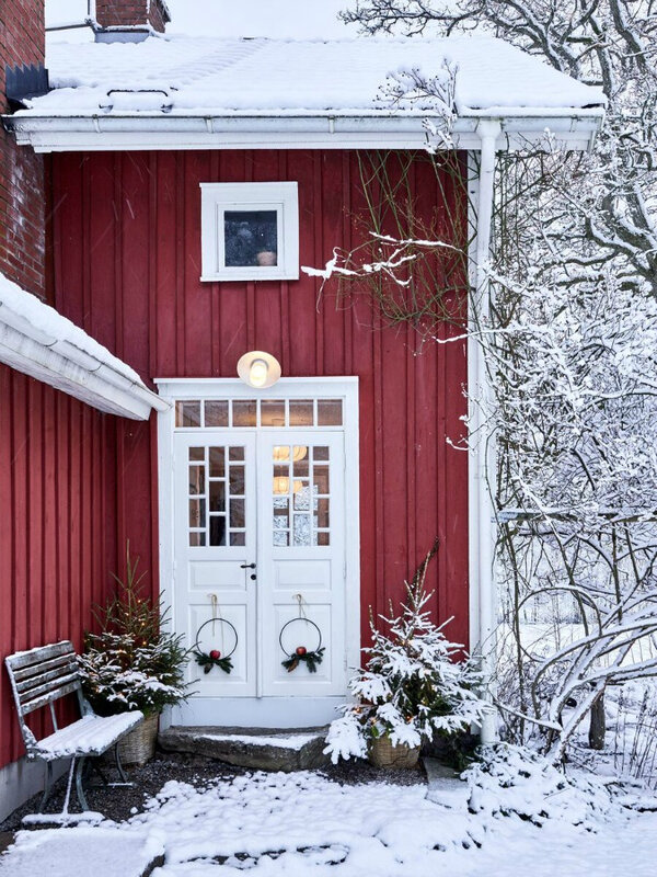 Sara-Sjöblom-skona-hem-swedish-farmhouse-christmas-outdoor-decor