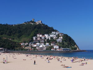 Donostia_Mont_Igueldo_depuis_la_plage_Ondarreta