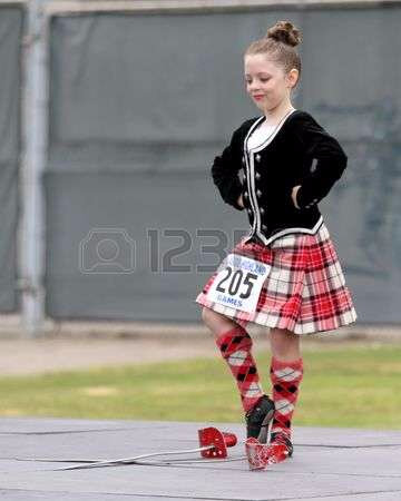 6887735-editorial-seulement-ventura-ca-etats-unis--11-octobre-2009--filles--un-concours-de-danse--la-station
