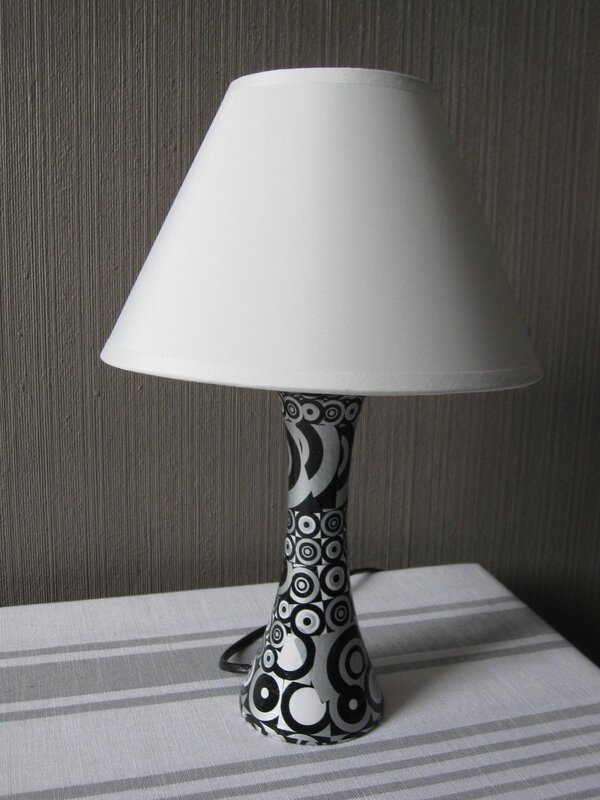 lampe noire et blanche