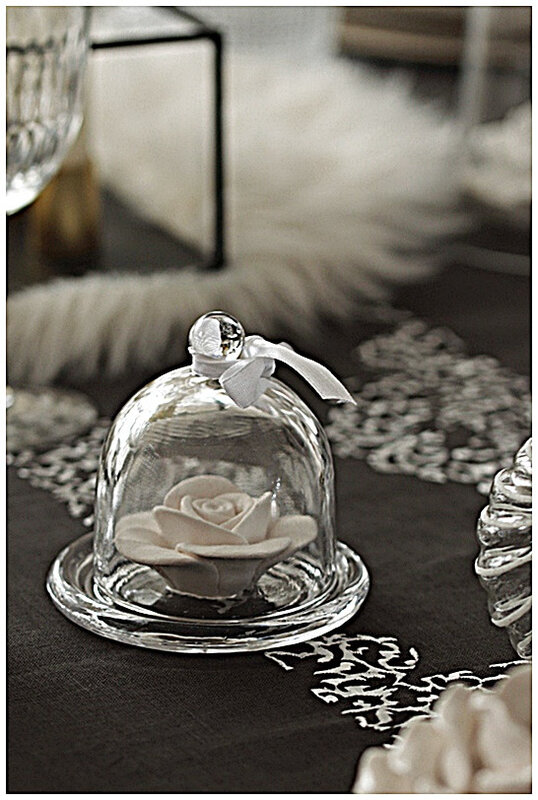 table-nappebrodée-verrerie-tabling-gris-blanc