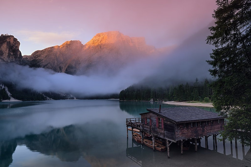 1024px-Braies_Sunrise