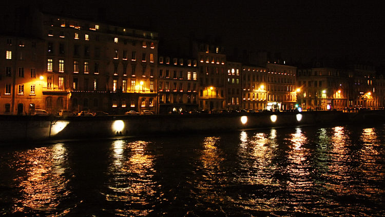 05b - Les reflets sur les quais