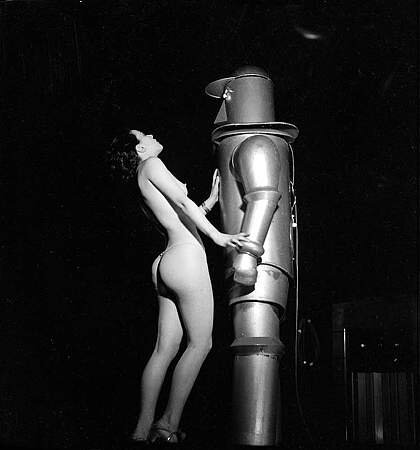 nude-robot-topfoto