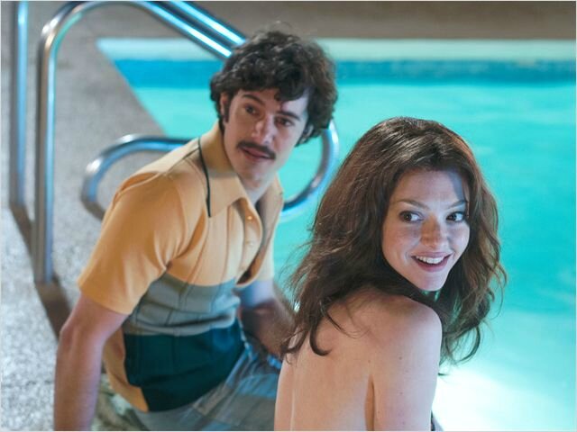 Adam Brody dans le rôle de Harry Reems avec Amanda Seyfried