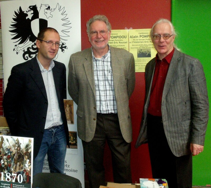 Sur le stand des éditions des Paraiges : de gauche à droite, Sébastien Wagner, Armand Bemer et Gérard Kester
