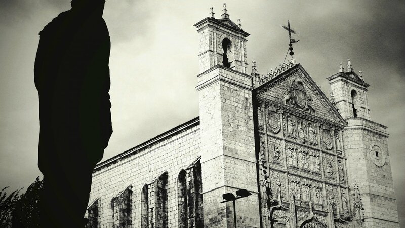 Batiment-église-noir-et-blanc-silhouette-Espagne-768x1366