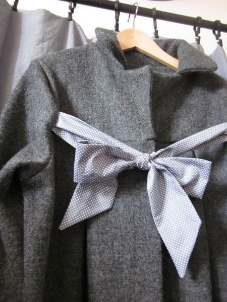 Manteau en laine bouillie grise chinée noué d'un lien de coton gris à petits pois blanc (6)