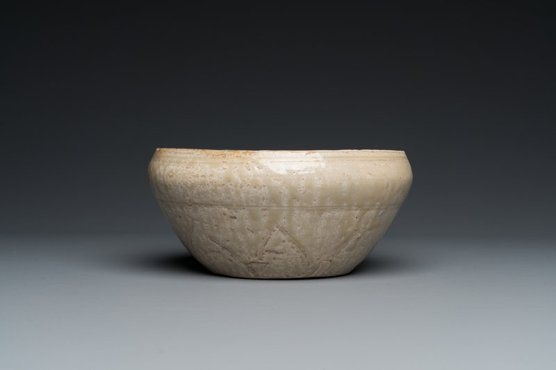 a-vietnamese-pale-green-glazed-bowl-with-incised-lotus-decoration-early-15th-c-7