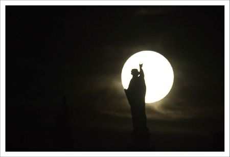 ville lune lulu disque statue 1 111111