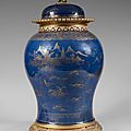 Importante potiche balustre en porcelaine émaillée <b>bleu</b> <b>poudré</b>, Chine, XVIIIe siècle