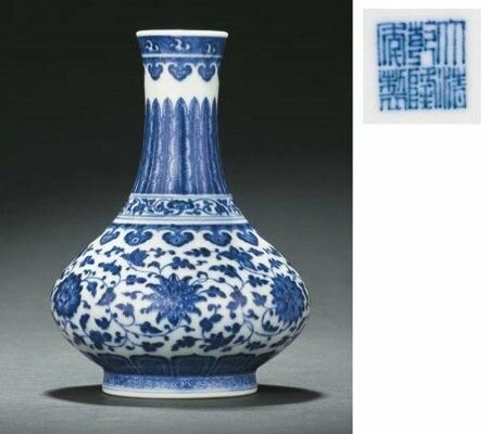A fine and rare Ming-style blue and white vase, Qianlong six-character seal mark and of the period (1736-1795)