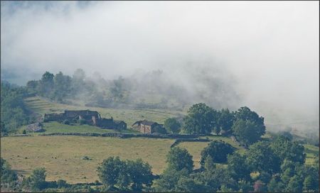 Aragon paysage ferme nuage matin 290611
