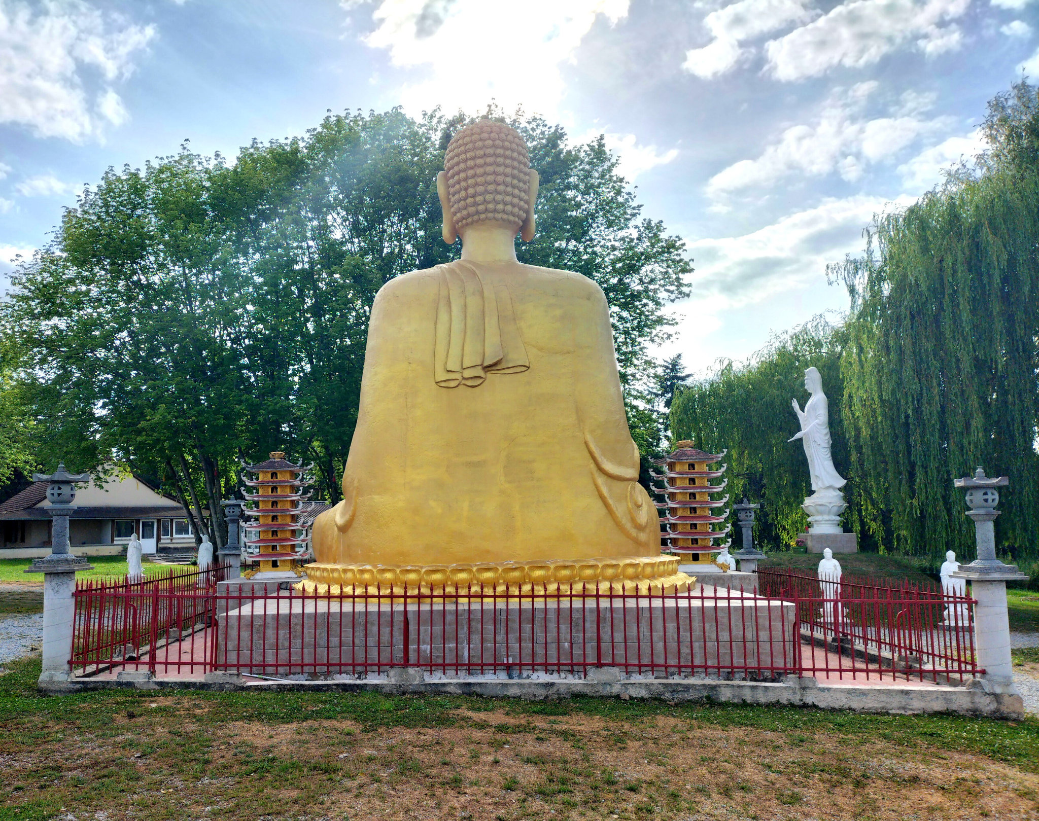Noyant d'Allier, la pagode, le bouddha de dos