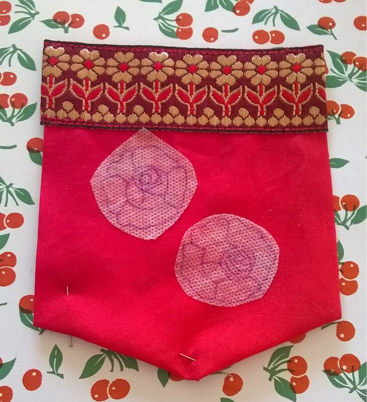 coller-vos-fleurs-à-broder-sur-votre-poche