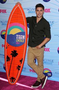 Zac-Efron-hier-soir-aux-Teen-Choice-Awards-2012_portrait_w674