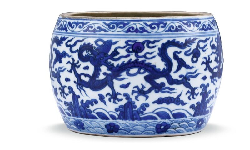 A blue and white 'dragon' jar, Mark and period of Wanli (1573-1619)