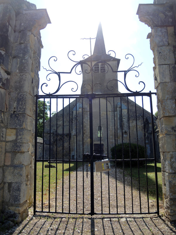 Champvoux, église et grilles (58)