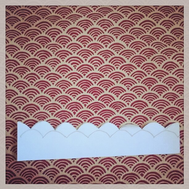 pochoir-et-tissu-aux-motifs-d-éventails
