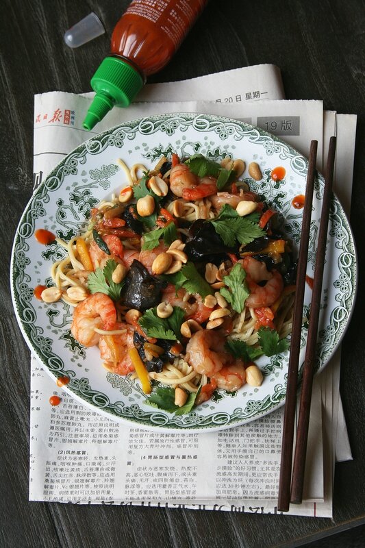 Wok aux crevettes, nouilles et légumes 1