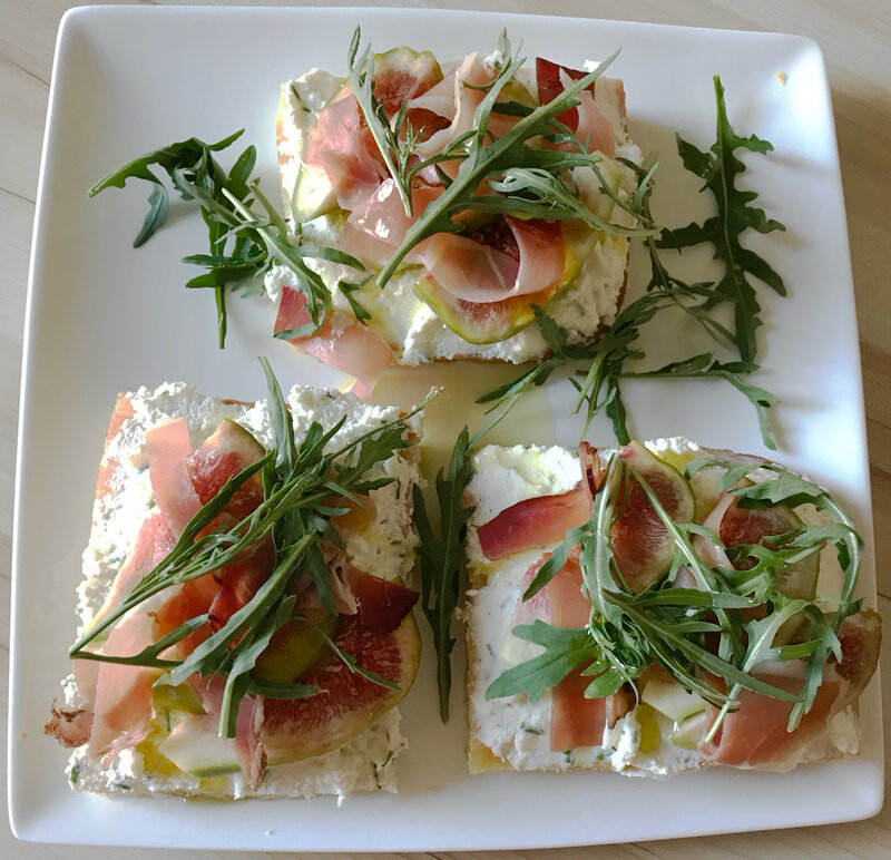 focaccia ricotta/ciboulette/figues/speck/roquette