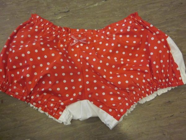 Culotte en coton rouge à pois blancs - dos en coton rouge à pois blancs et coton blanc - noeuds vichy rouge devant et sur les fesses (2)
