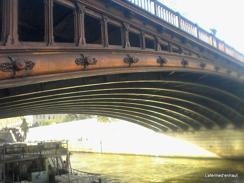 Sous le pont