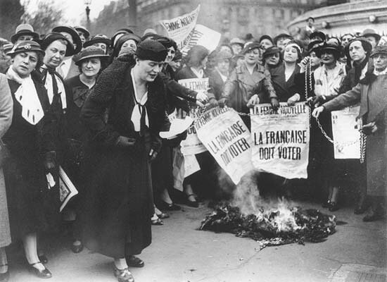 Manifestation de suffragettes à Paris en mai 1935 sous la conduite de Louise Weiss