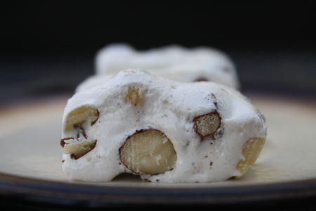 Nougat tendre aux noisettes recettes dessert Petites crèmes au nougat et éclats de noisettes