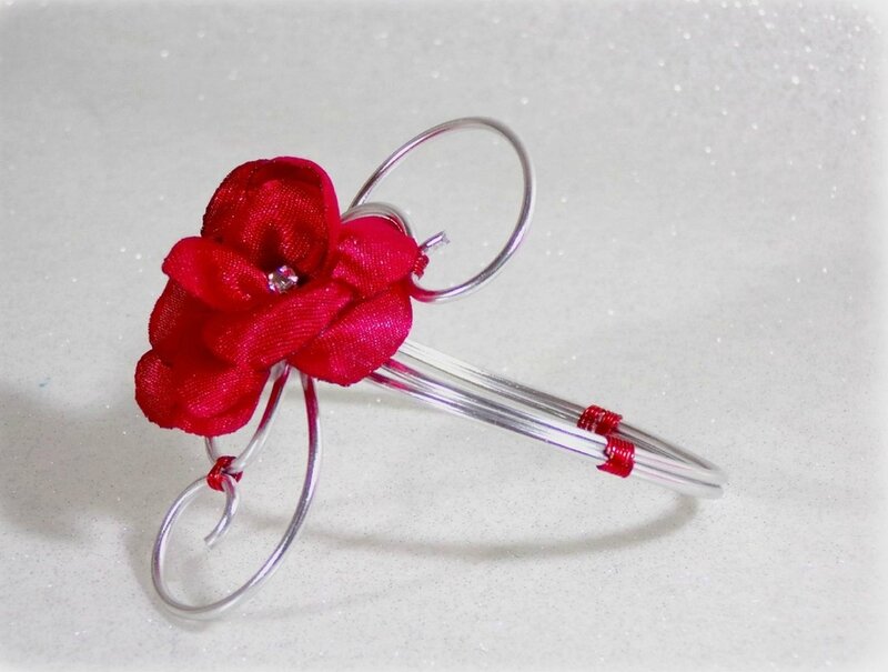 Bracelet fleur rouge et blanc fil aluminium mariage