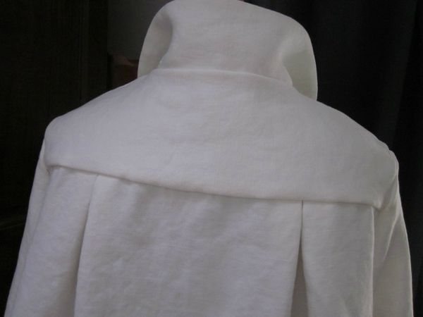 Manteau de lin épais et dense blanc noué d'un lien de lin brut sur le devant (11)