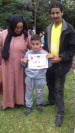 Brahim et sa maman avec Mohamed celui qui remet le certificat
