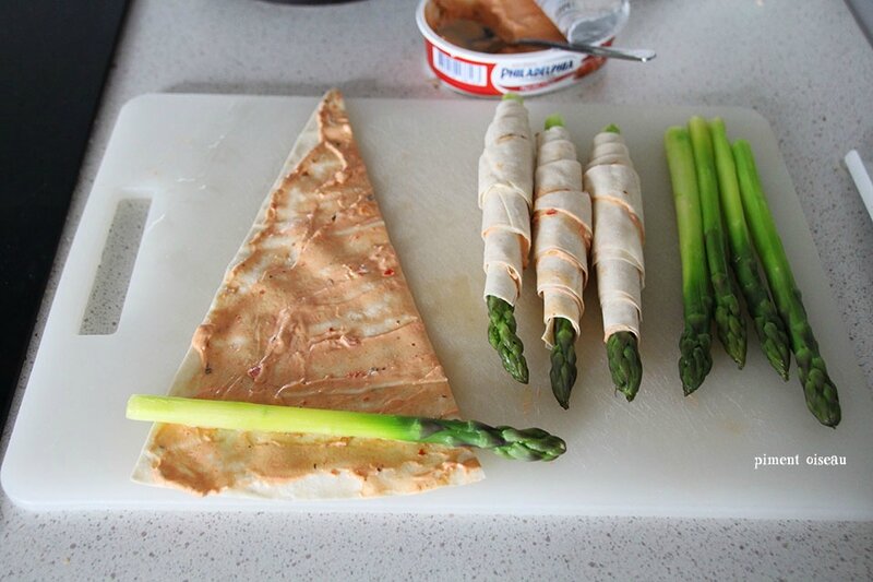 enrouler les asperges dans la feuille de yufka