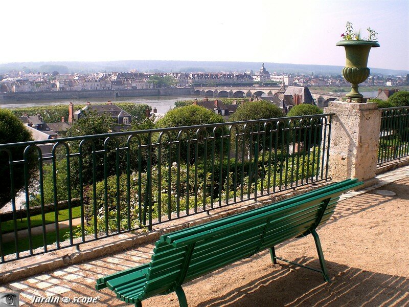 Point de vue sur la Loire des Jardins de l'Évêché à Blois