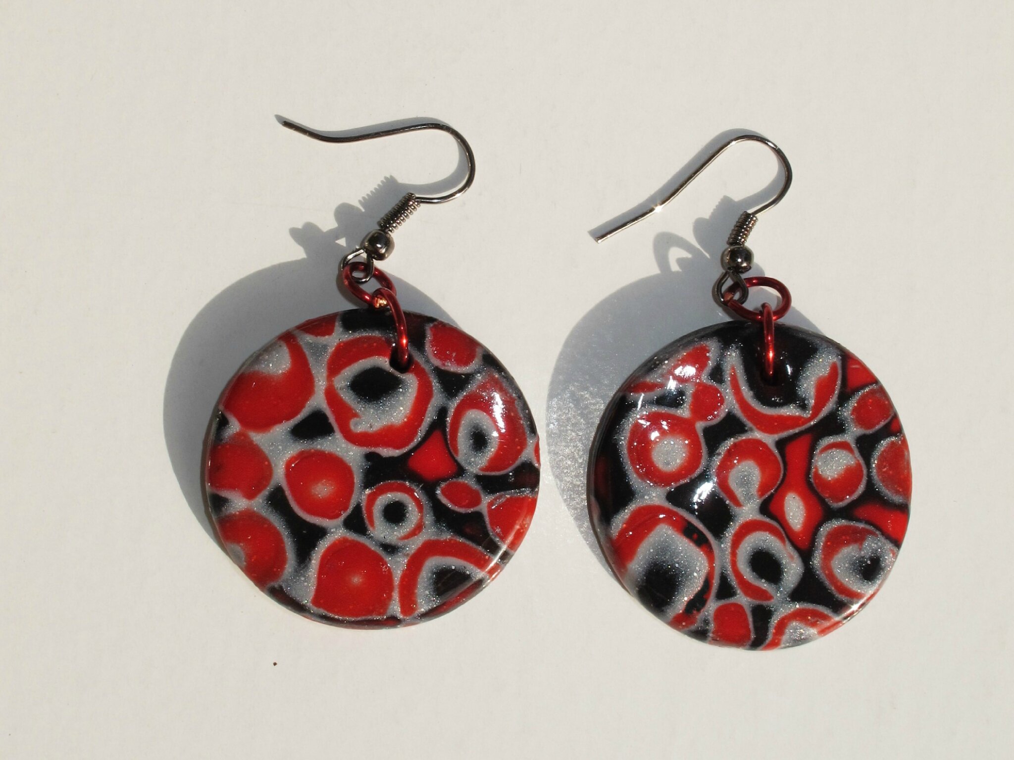 boucles d'oreilles rondes fimo rouge noir gris