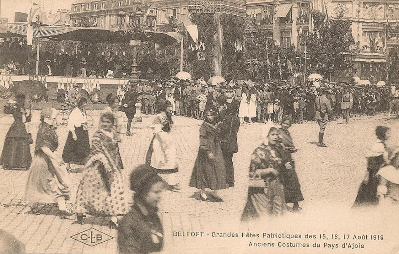 10 1919 08 15 Belfort CPA Fêtes patriotiques Place Corbis Costumes d'Ajoie