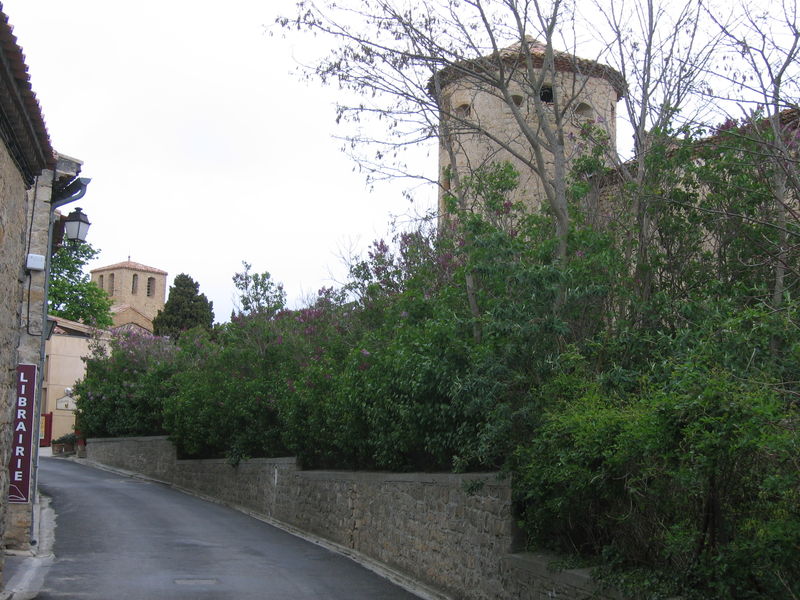 Rennes le Chateau : Rue et vue sur le chateau