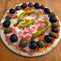 Pizza au jambon et aux <b>olives</b> aux piments verts