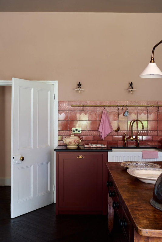 english-country-kitchen-pink-tiles-red-cupbaords-nordroom-1001x1500