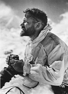 220px-bundesarchiv_bild_135-kb-14-082_tibetexpedition_ernst_schc3a4fer
