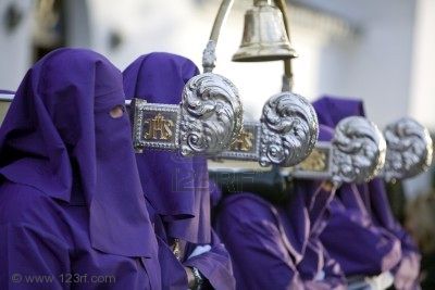 groupe_de_personnes_transportant_un_palanquin_pendant_la_semaine_sainte_mijas_province_de_malaga_and