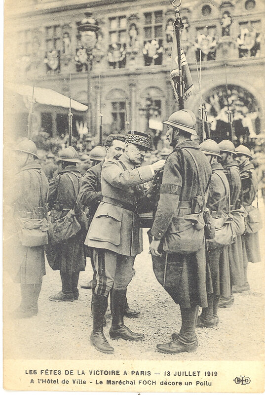 1919 07 13 fêtes de la Victoire Paris le maréchal Foch décore un poilu à l'Hôtel de Ville
