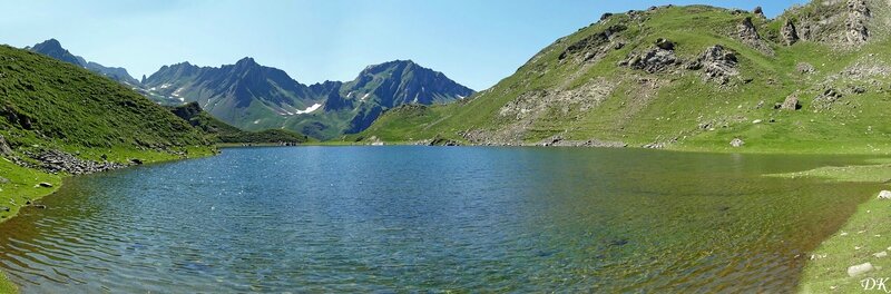 Les pieds dans le lac vert