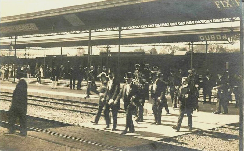 1910 08 15 Belfort CPhoto Concours Gymastique Arrivée train Renoult et officiels XX