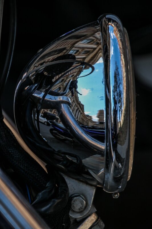 Reflets sur le phare d'une Harley