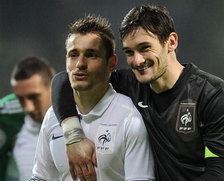 mathieu_debuchy__a_gauche__et_hugo_lloris__a_droite__peuvent_se_congratuler_ils_ont_largement_cont