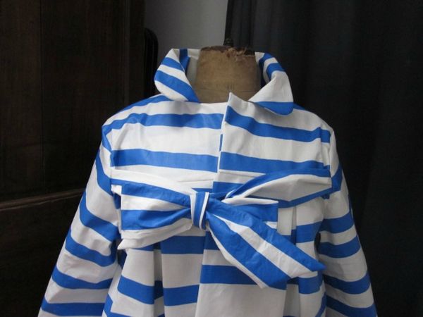 Ciré esprit marinière en coton enduit à rayures vagues horizontales bleues noué d'un lien réalisé dans le même tissu (3)