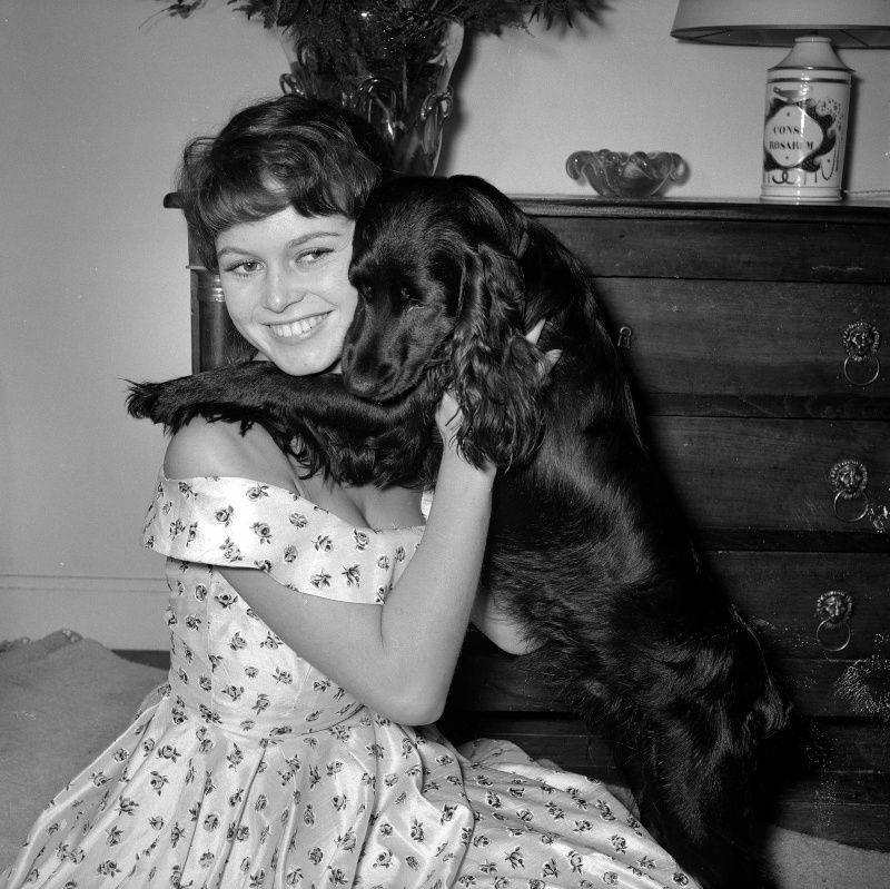 1955-chez_bb-par_gaston-robe_fleur-012-1