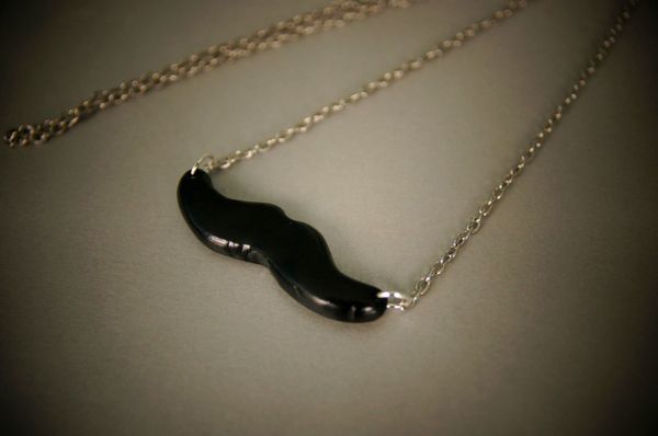 collier moustache